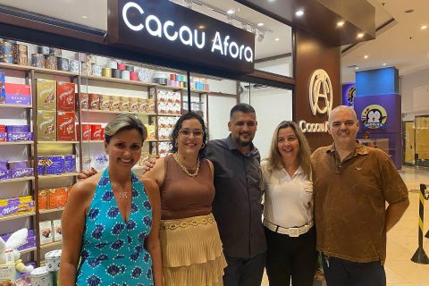 Representantes do Sicomércio Três Rios prestigiam a inauguração da loja Cacau Afora